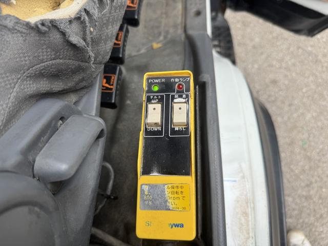 フォワード アームロール　ベッド付　新明和　ＣＣＡ４４－３１　ツインホイスト　キャブバックステップ　積載３．８ｔ　Ｆ６　６速　マニュアル　脱着装置付コンテナ専用車　コンテナ車　４ｔアームロール　４トンアームロール（34枚目）