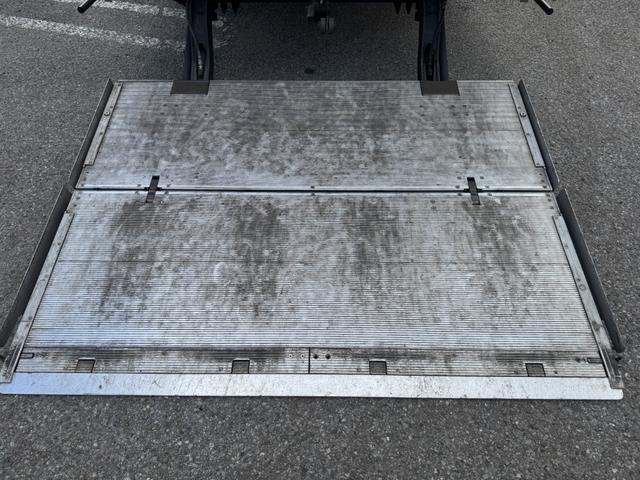 ヒノレンジャー 低温冷凍車　ベッド付　エアサス　格納ゲート　菱重　－３０℃設定　エバハウス　６，２４０×２，１１０×１，９５０　フルメッキ　アルミホイール　積載２．５ｔ　Ｆ６　６速　マニュアル　パワーゲート　ゲート付　低温仕様　４ｔ冷凍（11枚目）