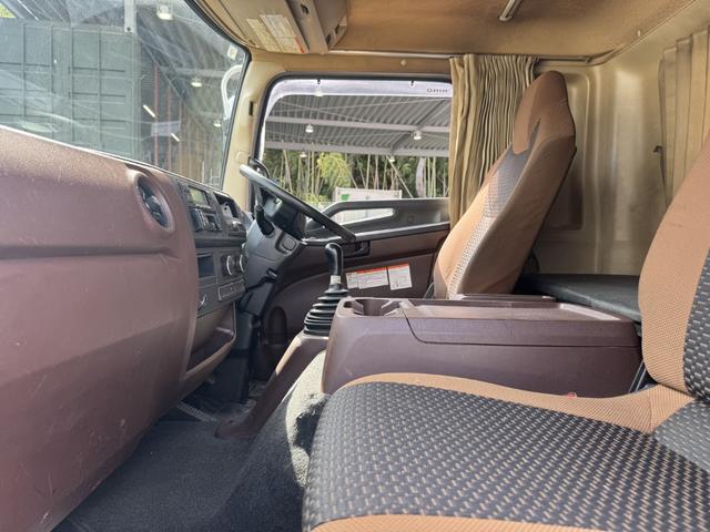 ヒノレンジャー 低温冷凍車　ベッド付　エアサス　格納ゲート　菱重　－３０℃設定　エバハウス　６，２４０×２，１１０×１，９５０　フルメッキ　アルミホイール　積載２．５ｔ　Ｆ６　６速　マニュアル　パワーゲート　ゲート付　低温仕様　４ｔ冷凍（38枚目）