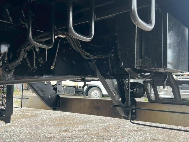 プロフィア アルミブロック　エアサス　９，６００×２，３６０×８００　積載１４．２ｔ　Ｆ７　７速　マニュアル　リターダ　丸かんフック１５対　アルミアオリ　アルミＢ　アルミ平　大型平　平ボディー　平ボデー　１０ｔ超（19枚目）