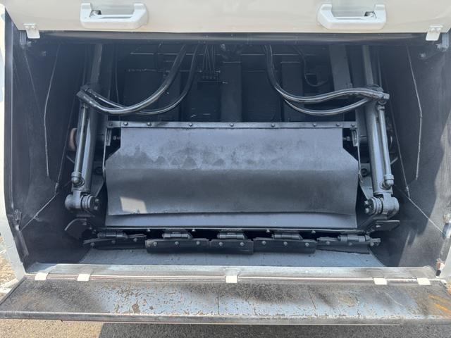 デュトロ プレスパッカー　モリタエコノス　４．１立米　連続スイッチ　汚水タンク　ディーゼルハイブリッド　オールペン済み　積載２ｔ　シフト：プロシフト　２ペダル　セミオートマ　塵芥車　プレス式　２ｔパッカー　プレス式（12枚目）