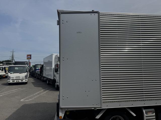 デュトロ アルミバン　１０尺　全低床　トランテックス　サイドドア　リア観音扉　ラッシング１段　走行９千ｋｍ　車検付　積載２ｔ　２ｔ積　Ｆ６　６速　マニュアル　２ｔバン　２ｔアルミバン　３，２００×１，７８０×２，１３０（18枚目）