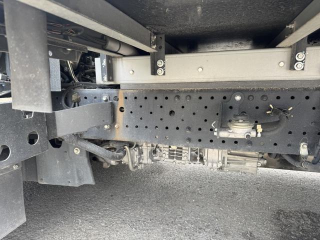 エルフトラック 冷蔵冷凍車　ワイドロング　東プレ　－５℃設定　エバハウス　リア３枚観音扉　床ステンレス　４，２５０×１，９４０×１，９１０　積載２．９５ｔ　シフト：スムーサー　２ペダル　セミオートマ　中温　－５度（21枚目）