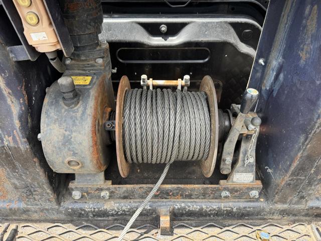 ギガ セルフローダー　重機運搬車　４軸低床　エアサス　ツカサボデー　ウインチ付　ラジコン　自動歩み　９，５００×２，３８０　積載１３．３ｔ　車検付　アルミホイール　リターダ　Ｆ７　７速　マニュアル（11枚目）