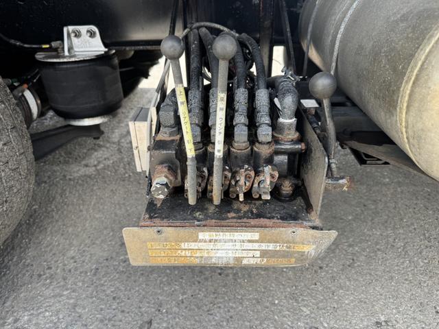 ギガ セルフローダー　重機運搬車　４軸低床　エアサス　ツカサボデー　ウインチ付　ラジコン　自動歩み　９，５００×２，３８０　積載１３．３ｔ　車検付　アルミホイール　リターダ　Ｆ７　７速　マニュアル（12枚目）