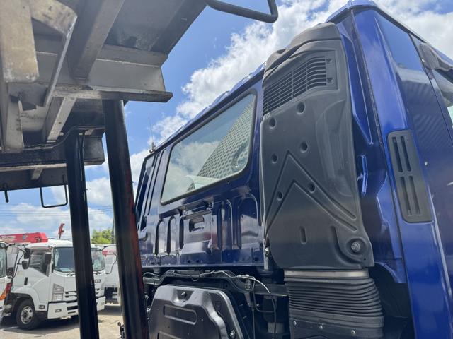 ギガ セルフローダー　重機運搬車　４軸低床　エアサス　ツカサボデー　ウインチ付　ラジコン　自動歩み　９，５００×２，３８０　積載１３．３ｔ　車検付　アルミホイール　リターダ　Ｆ７　７速　マニュアル（17枚目）