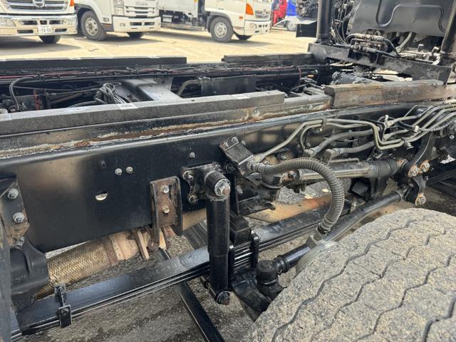 ギガ セルフローダー　重機運搬車　４軸低床　エアサス　ツカサボデー　ウインチ付　ラジコン　自動歩み　９，５００×２，３８０　積載１３．３ｔ　車検付　アルミホイール　リターダ　Ｆ７　７速　マニュアル（19枚目）
