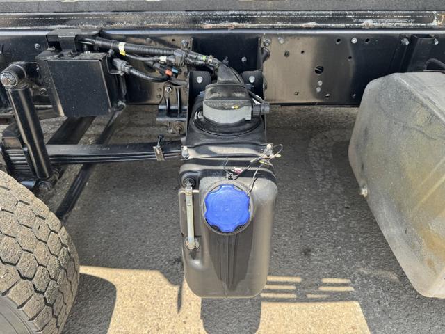 ギガ セルフローダー　重機運搬車　４軸低床　エアサス　ツカサボデー　ウインチ付　ラジコン　自動歩み　９，５００×２，３８０　積載１３．３ｔ　車検付　アルミホイール　リターダ　Ｆ７　７速　マニュアル（22枚目）