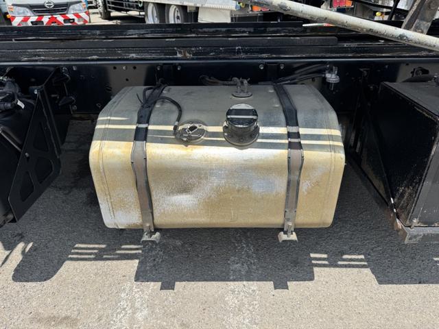 ギガ セルフローダー　重機運搬車　４軸低床　エアサス　ツカサボデー　ウインチ付　ラジコン　自動歩み　９，５００×２，３８０　積載１３．３ｔ　車検付　アルミホイール　リターダ　Ｆ７　７速　マニュアル（23枚目）