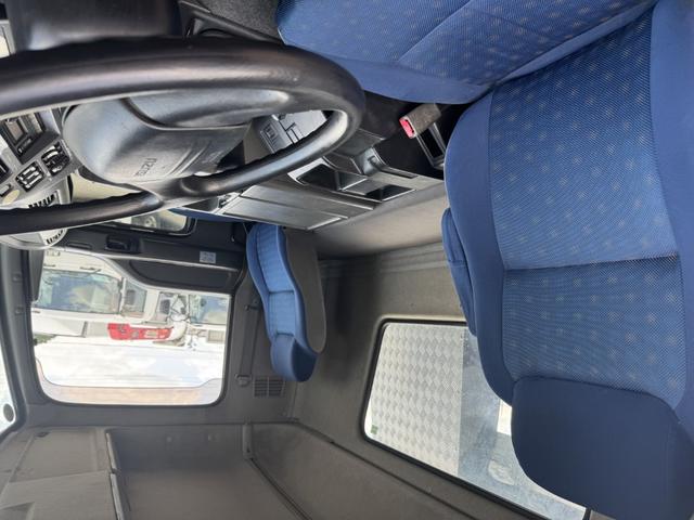 ギガ セルフローダー　重機運搬車　４軸低床　エアサス　ツカサボデー　ウインチ付　ラジコン　自動歩み　９，５００×２，３８０　積載１３．３ｔ　車検付　アルミホイール　リターダ　Ｆ７　７速　マニュアル（25枚目）