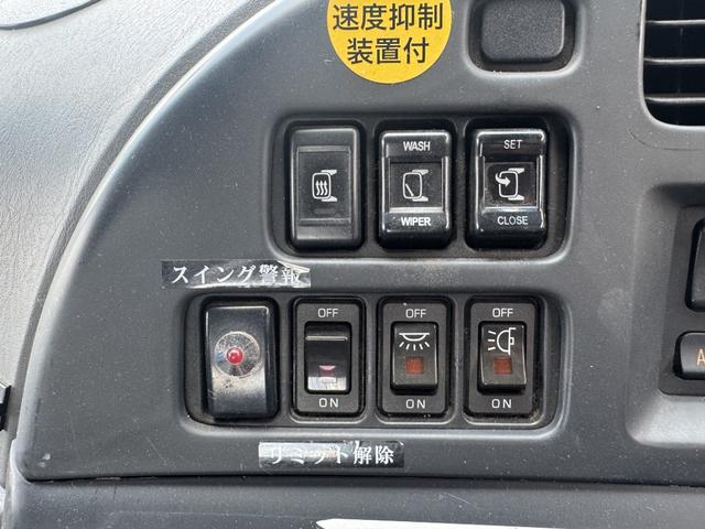 ギガ セルフローダー　重機運搬車　４軸低床　エアサス　ツカサボデー　ウインチ付　ラジコン　自動歩み　９，５００×２，３８０　積載１３．３ｔ　車検付　アルミホイール　リターダ　Ｆ７　７速　マニュアル（28枚目）