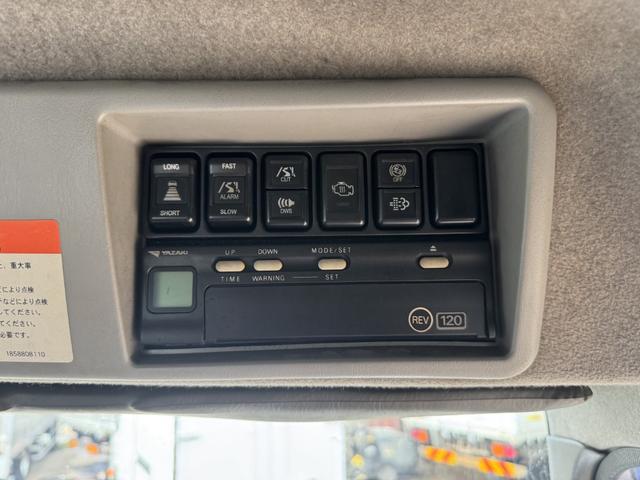 ギガ セルフローダー　重機運搬車　４軸低床　エアサス　ツカサボデー　ウインチ付　ラジコン　自動歩み　９，５００×２，３８０　積載１３．３ｔ　車検付　アルミホイール　リターダ　Ｆ７　７速　マニュアル（31枚目）
