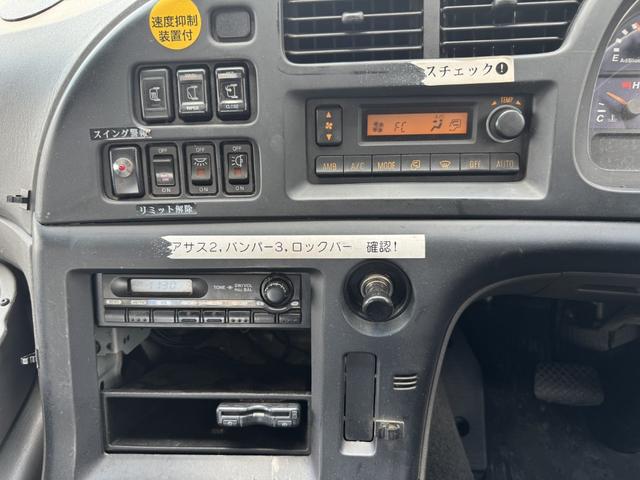 ギガ セルフローダー　重機運搬車　４軸低床　エアサス　ツカサボデー　ウインチ付　ラジコン　自動歩み　９，５００×２，３８０　積載１３．３ｔ　車検付　アルミホイール　リターダ　Ｆ７　７速　マニュアル（33枚目）