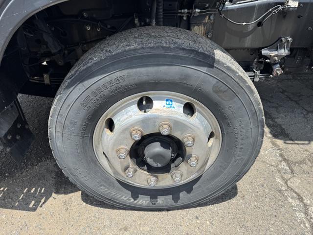 ギガ セルフローダー　重機運搬車　４軸低床　エアサス　ツカサボデー　ウインチ付　ラジコン　自動歩み　９，５００×２，３８０　積載１３．３ｔ　車検付　アルミホイール　リターダ　Ｆ７　７速　マニュアル（44枚目）