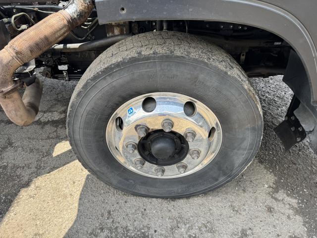ギガ セルフローダー　重機運搬車　４軸低床　エアサス　ツカサボデー　ウインチ付　ラジコン　自動歩み　９，５００×２，３８０　積載１３．３ｔ　車検付　アルミホイール　リターダ　Ｆ７　７速　マニュアル（45枚目）