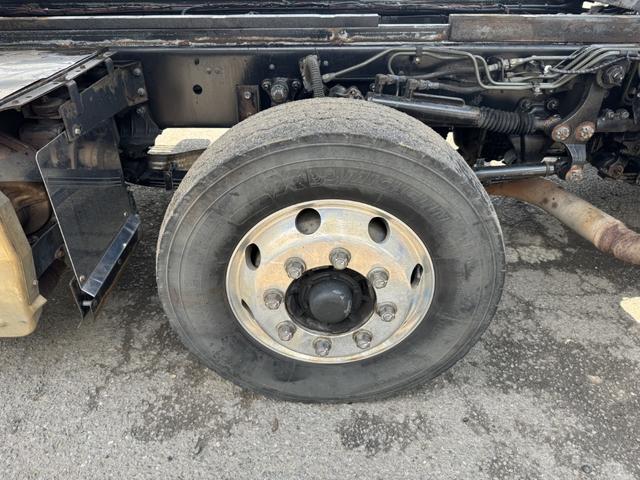 ギガ セルフローダー　重機運搬車　４軸低床　エアサス　ツカサボデー　ウインチ付　ラジコン　自動歩み　９，５００×２，３８０　積載１３．３ｔ　車検付　アルミホイール　リターダ　Ｆ７　７速　マニュアル（46枚目）