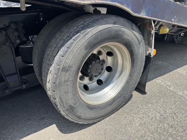 ギガ セルフローダー　重機運搬車　４軸低床　エアサス　ツカサボデー　ウインチ付　ラジコン　自動歩み　９，５００×２，３８０　積載１３．３ｔ　車検付　アルミホイール　リターダ　Ｆ７　７速　マニュアル（48枚目）