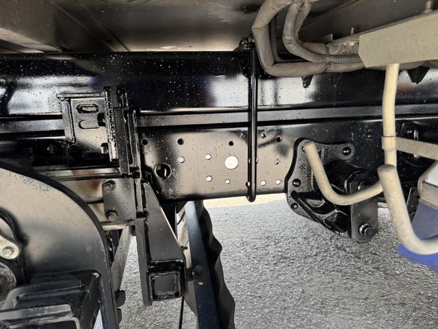 エルフトラック 低温冷凍車　ワイドロング　格納ゲート　東プレ　－３０℃設定　エバハウス　サイドドア　４，５００×２，０２０×２，０００　車検付　積載３ｔ　Ｆ６　６速　マニュアル　新明和　パワーゲート　ゲート付　低温仕様　－３０度（28枚目）
