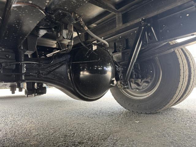 エルフトラック 低温冷凍車　ワイドロング　格納ゲート　東プレ　－３０℃設定　エバハウス　サイドドア　４，５００×２，０２０×２，０００　車検付　積載３ｔ　Ｆ６　６速　マニュアル　新明和　パワーゲート　ゲート付　低温仕様　－３０度（30枚目）