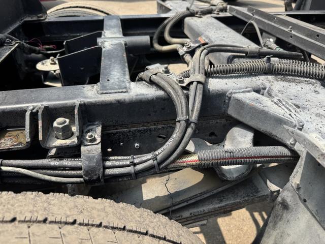 エルフトラック 清掃車　豊和工業　３．５立米　サブエンジン　回転ブラシ２個　前方、左右側面散水　吸入口（後方）　走行５１千ｋｍ　積載１．７ｔ　シフト：スムーサーＦ５　２ペダル　セミオートマ（32枚目）