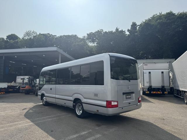 コースター マイクロバス　２８人乗り　ＧＸ　ハイルーフ　ロング　２８席７列（運転席、補助席７席）　自動スライドドア　トリコットシート　リクライニングシート　冷蔵庫　ＡＴ　オートマ（5枚目）
