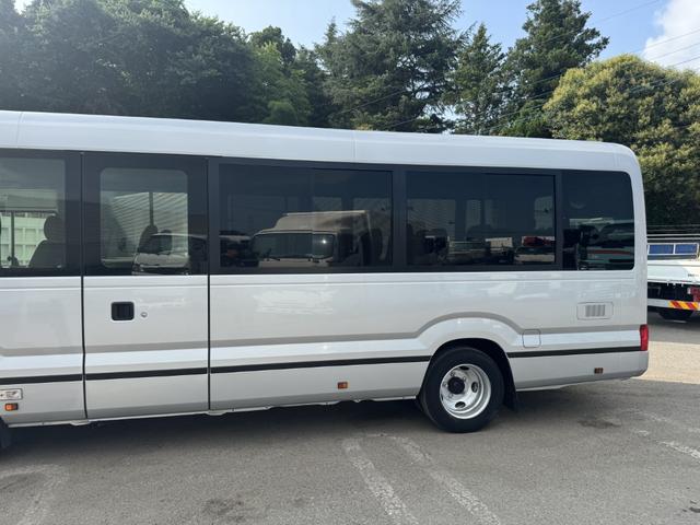 コースター マイクロバス　２８人乗り　ＧＸ　ハイルーフ　ロング　２８席７列（運転席、補助席７席）　自動スライドドア　トリコットシート　リクライニングシート　冷蔵庫　ＡＴ　オートマ（8枚目）