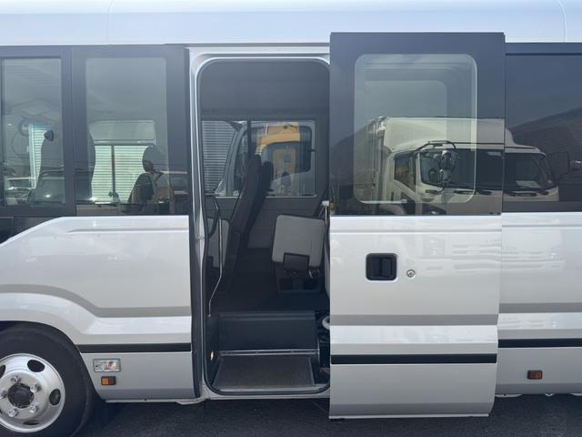 コースター マイクロバス　２８人乗り　ＧＸ　ハイルーフ　ロング　２８席７列（運転席、補助席７席）　自動スライドドア　トリコットシート　リクライニングシート　冷蔵庫　ＡＴ　オートマ（10枚目）