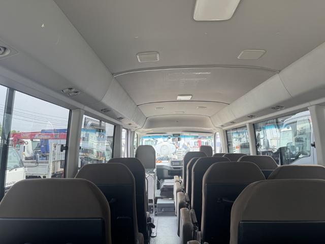 コースター マイクロバス　２８人乗り　ＧＸ　ハイルーフ　ロング　２８席７列（運転席、補助席７席）　自動スライドドア　トリコットシート　リクライニングシート　冷蔵庫　ＡＴ　オートマ（16枚目）