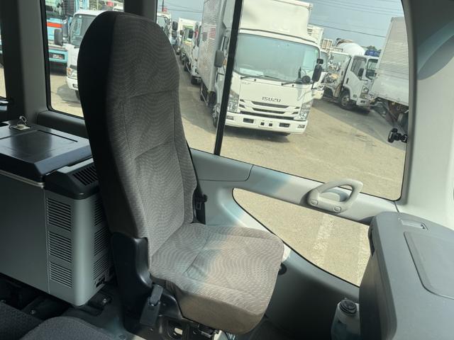 コースター マイクロバス　２８人乗り　ＧＸ　ハイルーフ　ロング　２８席７列（運転席、補助席７席）　自動スライドドア　トリコットシート　リクライニングシート　冷蔵庫　ＡＴ　オートマ（27枚目）