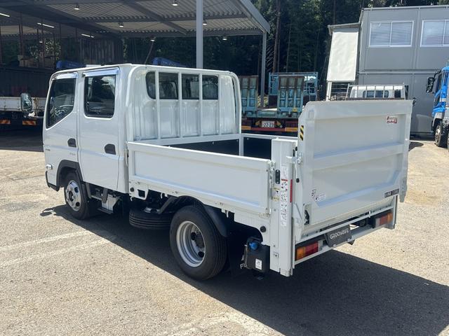 キャンター Ｗキャブ　１０尺　全低床　垂直ゲート　車検付　積載２ｔ　Ｆ５　５速　マニュアル　パワーゲート　ゲート付　走行３０７ｋｍ　平ボディー　平ボデー　６人乗り　バックカメラ　アイドリングストップ　リアヒーター付（5枚目）