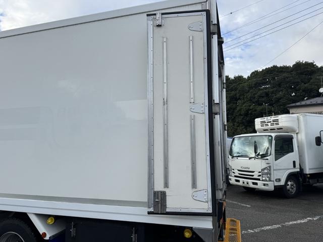 フォワード 冷蔵冷凍車　エアサス　東プレ　ＸＶ３６Ｈ０ＤＮ２２－Ｕ　－５℃設定　エバハウス　サイドドア　リア３枚観音扉　床縞アルミ　積載２．７５ｔ　シフト：スムーサーＦＸ　２ペダル　セミオートマ　－５度　中温仕様（17枚目）