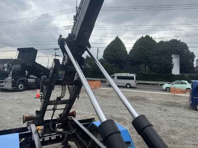 コンドル アームロール　新明和　ＣＣＡ４４－３１　ツインホイスト　キャブバックステップ　積載３．７ｔ　Ｆ６　６速　マニュアル　脱着装置付コンテナ専用車　コンテナ車　４ｔアームロール（12枚目）