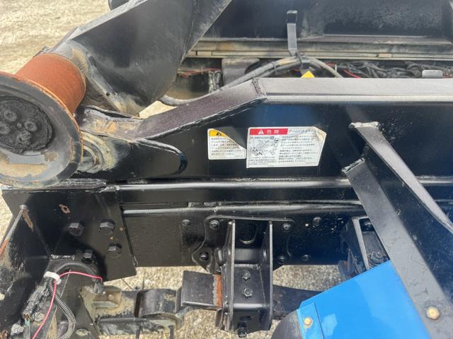 コンドル アームロール　新明和　ＣＣＡ４４－３１　ツインホイスト　キャブバックステップ　積載３．７ｔ　Ｆ６　６速　マニュアル　脱着装置付コンテナ専用車　コンテナ車　４ｔアームロール（22枚目）