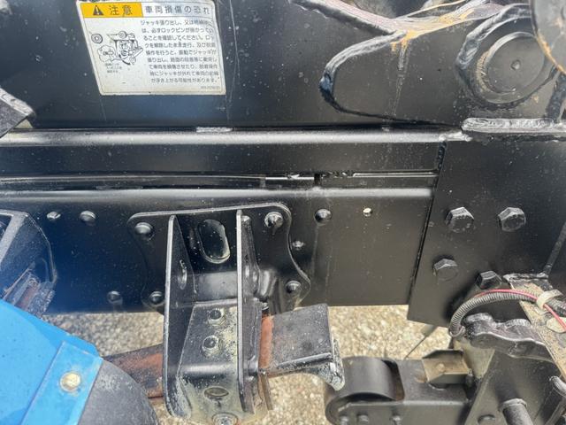 コンドル アームロール　新明和　ＣＣＡ４４－３１　ツインホイスト　キャブバックステップ　積載３．７ｔ　Ｆ６　６速　マニュアル　脱着装置付コンテナ専用車　コンテナ車　４ｔアームロール（25枚目）