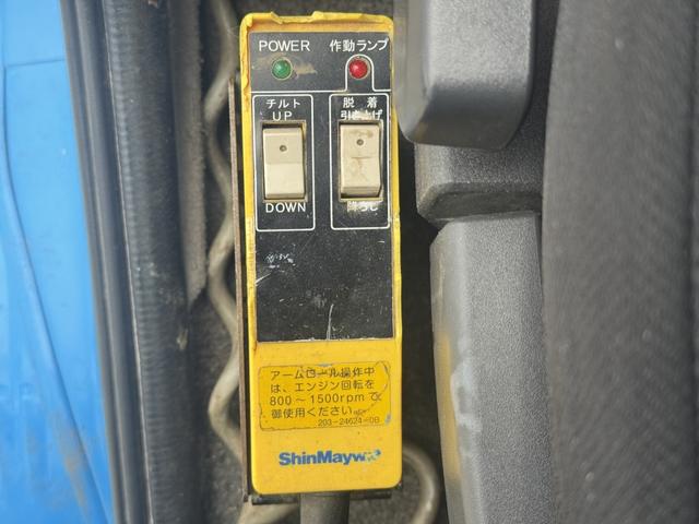 コンドル アームロール　新明和　ＣＣＡ４４－３１　ツインホイスト　キャブバックステップ　積載３．７ｔ　Ｆ６　６速　マニュアル　脱着装置付コンテナ専用車　コンテナ車　４ｔアームロール（33枚目）