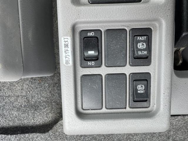 コンドル アームロール　新明和　ＣＣＡ４４－３１　ツインホイスト　キャブバックステップ　積載３．７ｔ　Ｆ６　６速　マニュアル　脱着装置付コンテナ専用車　コンテナ車　４ｔアームロール（35枚目）