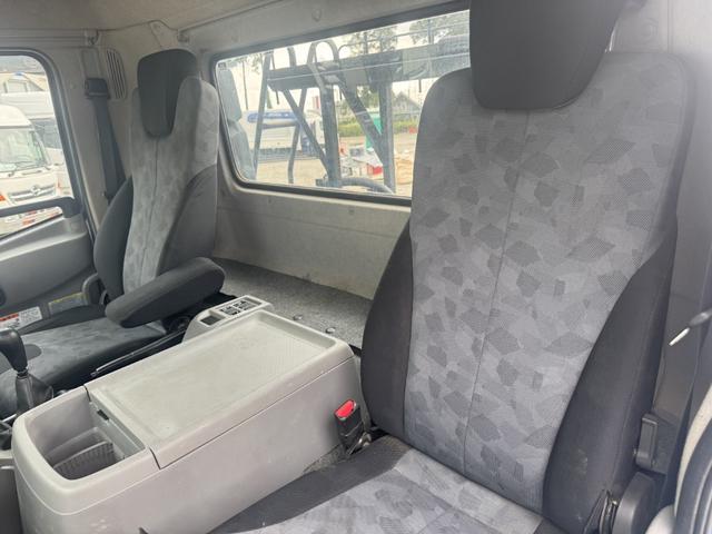 コンドル アームロール　新明和　ＣＣＡ４４－３１　ツインホイスト　キャブバックステップ　積載３．７ｔ　Ｆ６　６速　マニュアル　脱着装置付コンテナ専用車　コンテナ車　４ｔアームロール（38枚目）