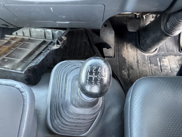 フォワード ２．９ｔ吊４段クレーン　木平　古河ユニック　ＵＲＧ３４４　フックイン　ラジコン　５，４２０×２，１５０　走行７１千ｋｍ　積載２．５ｔ　Ｆ６　６速　マニュアル　４ｔクレーン　吊ｔ数２．９ｔ吊　４段ブーム　送信機　ＥＴＣ１．０（36枚目）