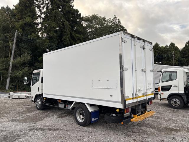 エルフトラック 冷蔵冷凍車　ワイドロング　東プレ　ＸＶ３２ＨＯＣ－Ｕ　－５℃設定　エバハウス　４，４６０×１，９６０×１，９２０　積載２．９５ｔ　シフト：スムーサー　セミオートマ　２ペダル　中温仕様　－５度　ＥＴＣ１．０　バックカメラ（5枚目）