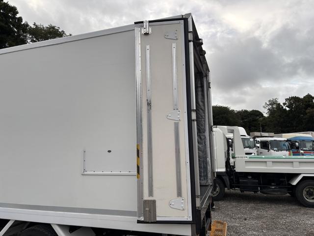 エルフトラック 冷蔵冷凍車　ワイドロング　東プレ　ＸＶ３２ＨＯＣ－Ｕ　－５℃設定　エバハウス　４，４６０×１，９６０×１，９２０　積載２．９５ｔ　シフト：スムーサー　セミオートマ　２ペダル　中温仕様　－５度　ＥＴＣ１．０　バックカメラ（16枚目）