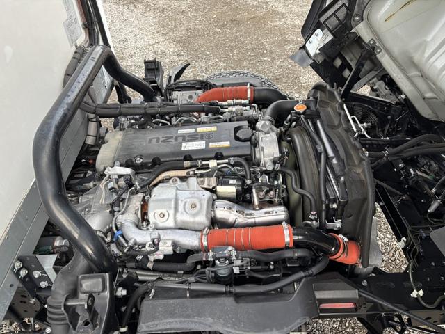 エルフトラック 冷蔵冷凍車　ワイドロング　東プレ　ＸＶ３２ＨＯＣ－Ｕ　－５℃設定　エバハウス　４，４６０×１，９６０×１，９２０　積載２．９５ｔ　シフト：スムーサー　セミオートマ　２ペダル　中温仕様　－５度　ＥＴＣ１．０　バックカメラ（42枚目）