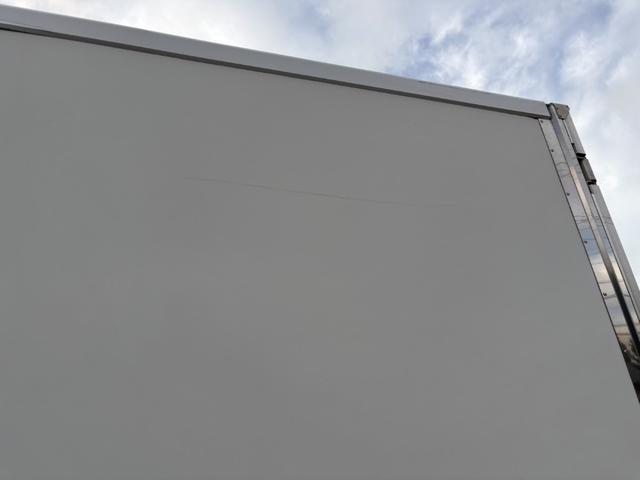 エルフトラック 冷蔵冷凍車　ワイドロング　東プレ　ＸＶ３２ＨＯＣ－Ｕ　－５℃設定　エバハウス　４，４６０×１，９６０×１，９２０　積載２．９５ｔ　シフト：スムーサー　セミオートマ　２ペダル　中温仕様　－５度　ＥＴＣ１．０　バックカメラ（52枚目）