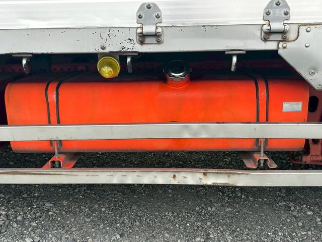 フォワード アルミブロック　ワイド　ベッド付　エアサス　小平　６，２００×２，３６０　５方開　引出しフック５対　スタンション１対　鳥居縞アルミ板張り　積載３．１５ｔ　Ｆ６　６速　マニュアル　平ボディー　アルミ平　アルミアオリ　４ｔ平　ＥＴＣ２．０（25枚目）