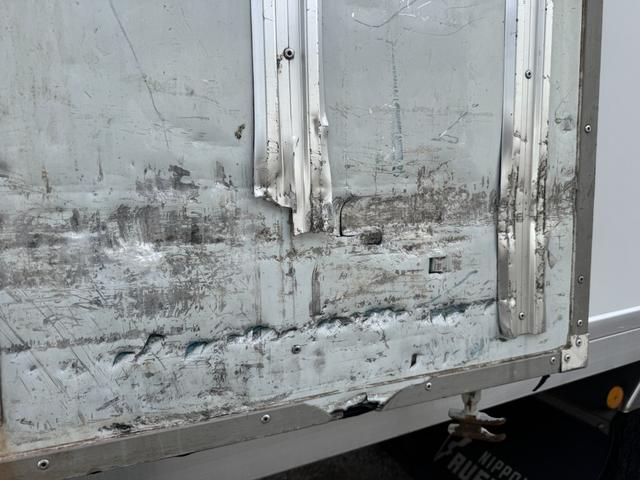 フォワード 低温冷凍車 ワイド 格納ゲート 240馬力 菱重 TDJS40A-22 エバハウス -30℃設定 サイドドア 6,120×2,350×2,040 アルミホイール 積載3.05t F6 6速 マニュアル 新明和 パワーゲート ゲート付(64枚目)