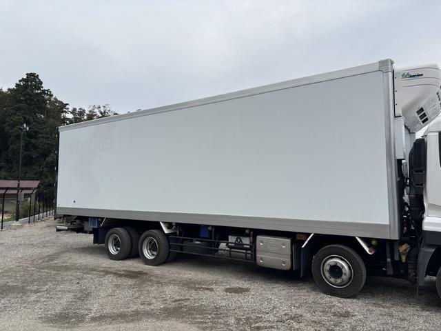 クオン 低温冷凍車　４軸低床　エアサス　格納ゲート　東プレ　ＸＶ９２ＬＳＥ－Ｕ　－３０℃設定　エバハウス　スタンバイ付　サイドドア　ジョロダーレール　９，３４０×２，３２０×２，４２０　積載１２．９ｔ　車検付　シフト：エスコット　２ペダル　パワーゲート（7枚目）