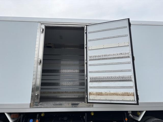 クオン 低温冷凍車　４軸低床　エアサス　格納ゲート　東プレ　ＸＶ９２ＬＳＥ－Ｕ　－３０℃設定　エバハウス　スタンバイ付　サイドドア　ジョロダーレール　９，３４０×２，３２０×２，４２０　積載１２．９ｔ　車検付　シフト：エスコット　２ペダル　パワーゲート（9枚目）
