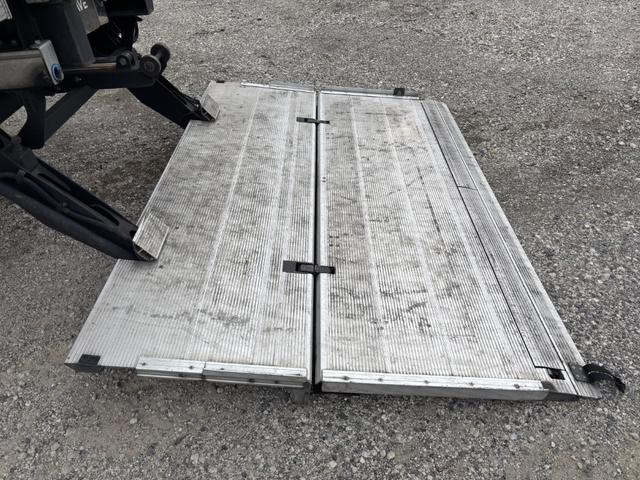 クオン 低温冷凍車　４軸低床　エアサス　格納ゲート　東プレ　ＸＶ９２ＬＳＥ－Ｕ　－３０℃設定　エバハウス　スタンバイ付　サイドドア　ジョロダーレール　９，３４０×２，３２０×２，４２０　積載１２．９ｔ　車検付　シフト：エスコット　２ペダル　パワーゲート（13枚目）