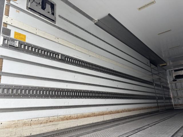 クオン 低温冷凍車　４軸低床　エアサス　格納ゲート　東プレ　ＸＶ９２ＬＳＥ－Ｕ　－３０℃設定　エバハウス　スタンバイ付　サイドドア　ジョロダーレール　９，３４０×２，３２０×２，４２０　積載１２．９ｔ　車検付　シフト：エスコット　２ペダル　パワーゲート（14枚目）