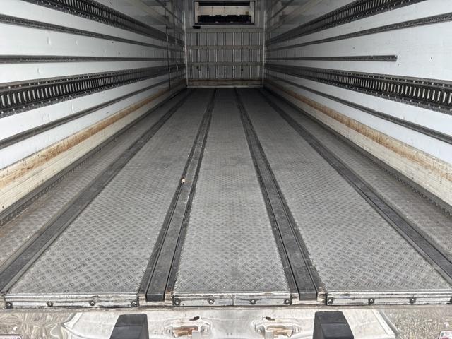 クオン 低温冷凍車　４軸低床　エアサス　格納ゲート　東プレ　ＸＶ９２ＬＳＥ－Ｕ　－３０℃設定　エバハウス　スタンバイ付　サイドドア　ジョロダーレール　９，３４０×２，３２０×２，４２０　積載１２．９ｔ　車検付　シフト：エスコット　２ペダル　パワーゲート（16枚目）