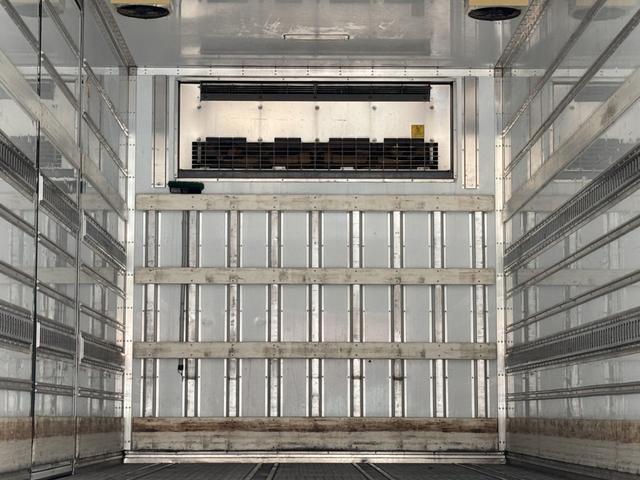 クオン 低温冷凍車　４軸低床　エアサス　格納ゲート　東プレ　ＸＶ９２ＬＳＥ－Ｕ　－３０℃設定　エバハウス　スタンバイ付　サイドドア　ジョロダーレール　９，３４０×２，３２０×２，４２０　積載１２．９ｔ　車検付　シフト：エスコット　２ペダル　パワーゲート（18枚目）